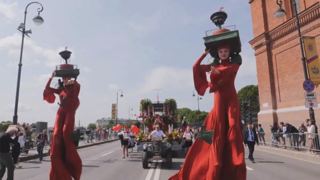 Rực rỡ lễ hội hoa và diễu hành ở St. Petersburg tại Nga - Ảnh 5.