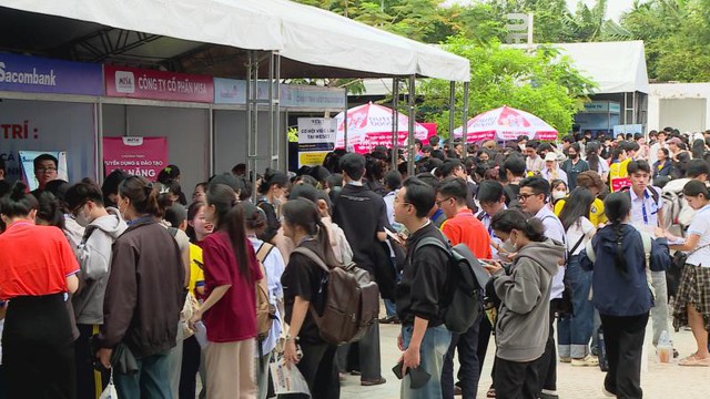Ngày hội việc làm UFM 2025: Hơn 5.000 sinh viên kết nối với gần 60 doanh nghiệp - Ảnh 1.
