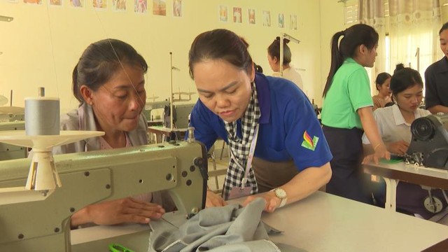 Đường may nhỏ dệt ước mơ to: Tuổi trẻ TP.HCM thắp sáng tương lai nghề may tại Lào  - Ảnh 2.