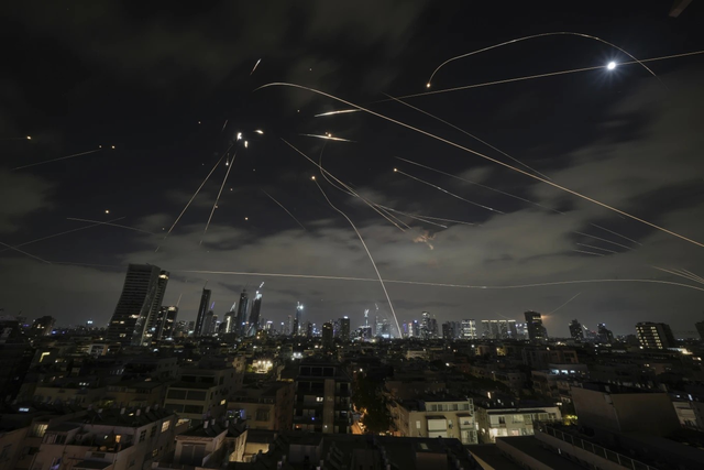 Israel và Iran tiếp tục không kích lẫn nhau - Ảnh 3.