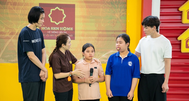 Thanh Thảo Hugo tặng dây chuyền, mong trao phép màu cho em Diệu - Ảnh 1.