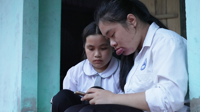 Thanh Thảo Hugo tặng dây chuyền, mong trao phép màu cho em Diệu - Ảnh 2.