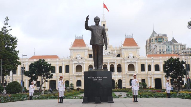 TP.HCM dâng hoa tưởng niệm Chủ tịch Hồ Chí Minh và khai mạc triển lãm kỷ niệm 100 năm Báo chí Cách mạng Việt Nam- Ảnh 1.