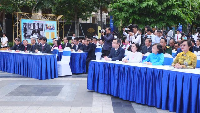 TP.HCM dâng hoa tưởng niệm Chủ tịch Hồ Chí Minh và khai mạc triển lãm kỷ niệm 100 năm Báo chí Cách mạng Việt Nam- Ảnh 2.