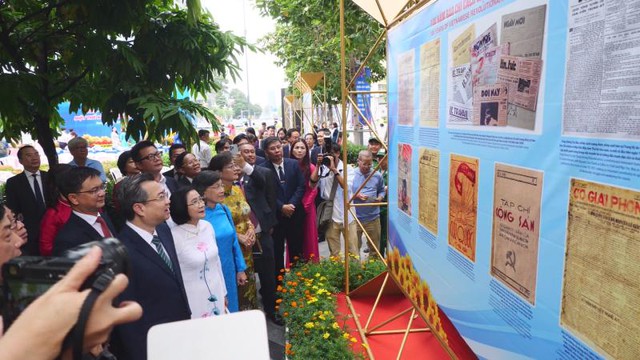 TP.HCM dâng hoa tưởng niệm Chủ tịch Hồ Chí Minh và khai mạc triển lãm kỷ niệm 100 năm Báo chí Cách mạng Việt Nam- Ảnh 3.