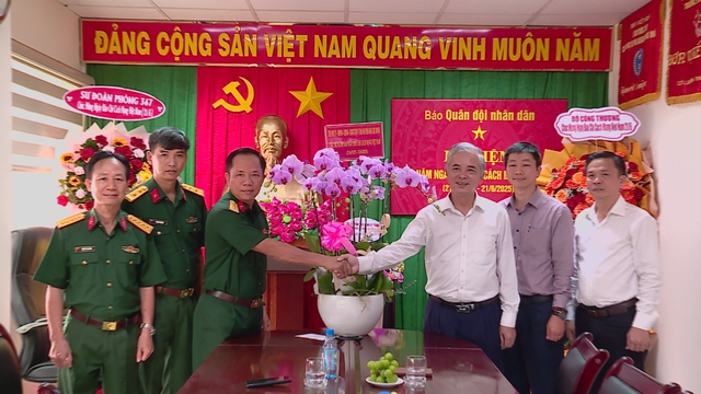 Trưởng Ban Nội chính Thành ủy TP.HCM thăm và chúc mừng cơ quan báo chí - Ảnh 1.