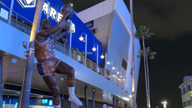 Nhà Buss sắp bán LA Lakers với giá 10 tỉ đô-la Mỹ - Ảnh 1.