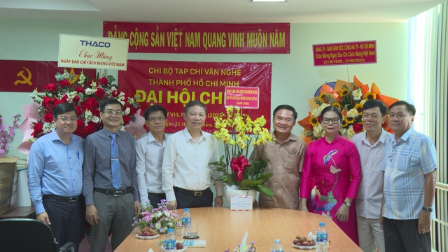 Đoàn đại biểu TP.HCM thăm, chúc mừng cơ quan báo chí - Ảnh 1.