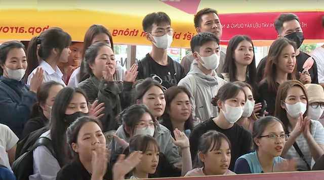 Hơn 400 triệu đồng trao cho các em mồ côi - Mái ấm gia đình Việt tập 24 - Ảnh 3.