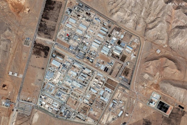 Israel không kích cơ sở hạt nhân lớn nhất của Iran, tiêu diệt thêm một quan chức cấp cao - Ảnh 1.
