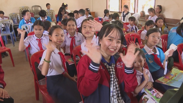 TP.HCM thăm và động viên chiến sĩ, thiếu nhi tình nguyện hè tại Lào - Ảnh 2.