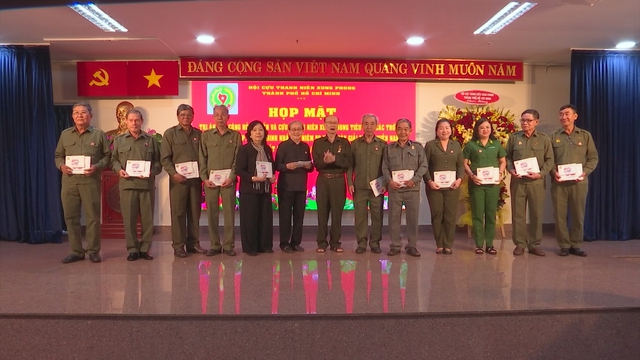 Họp mặt tri ân Dân công hỏa tuyến và cựu Thanh niên xung phong tiêu biểu các thời kỳ - Ảnh 2.