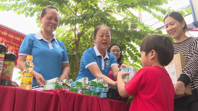 Người già, người trẻ nô nức tham gia Ngày hội “Sống xanh - Góp sạch” - Ảnh 3.