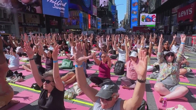 Tập yoga giữa Quảng trường Thời đại Mỹ- Ảnh 1. Tập yoga giữa Quảng trường Thời đại Mỹ- Ảnh 1.