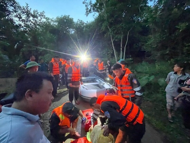 Mưa lũ cô lập bản làng, công an Lạng Sơn băng lũ tiếp tế cứu dân - Ảnh 3.