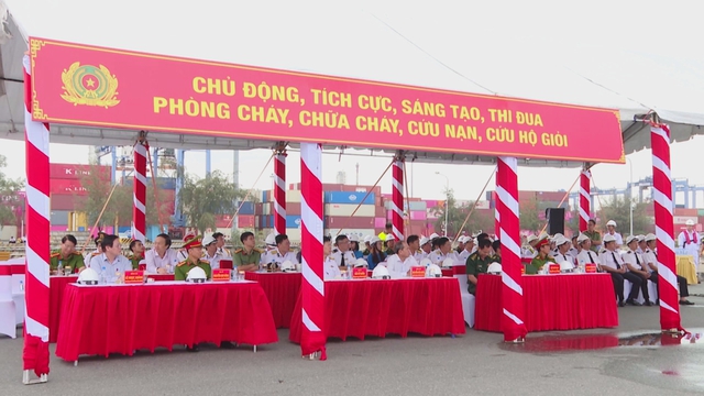 Diễn tập chữa cháy, cứu nạn cứu hộ tại cụm cảng Tân Cảng Cái Mép - Ảnh 1.