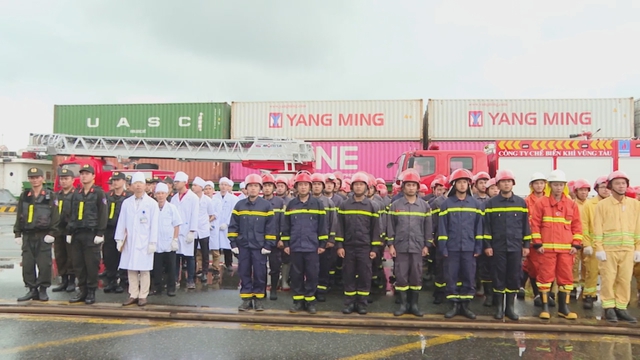 Diễn tập chữa cháy, cứu nạn cứu hộ tại cụm cảng Tân Cảng Cái Mép - Ảnh 3.