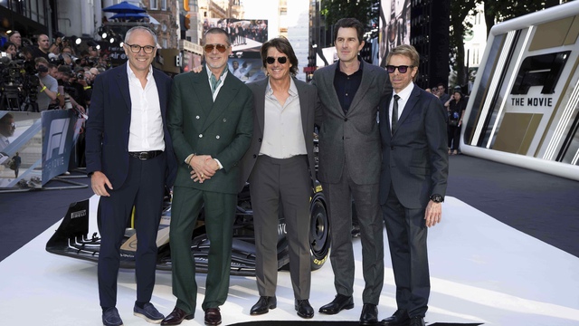 Tom Cruise và Brad Pitt hội ngộ tại buổi công chiếu phim "F1" - Ảnh 2.