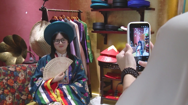 Khi áo dài trở lại trong xu hướng Photobooth của giới trẻ - Ảnh 3.