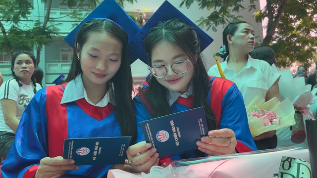 Động viên sĩ tử lớp 12 vững tinh thần bước vào Kỳ thi tốt nghiệp THPT 2025 - Ảnh 1.