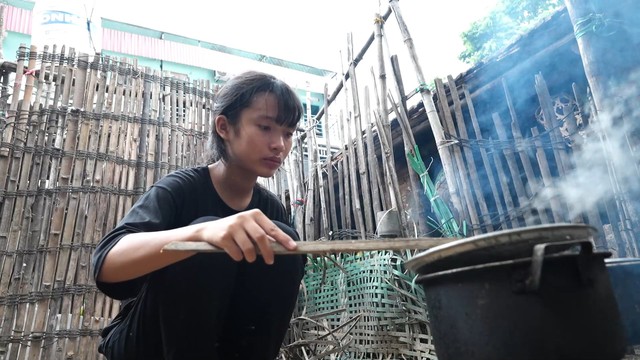 Khát khao hạnh phúc của hai chị em có cha mẹ bị tâm thần - Ảnh 1.