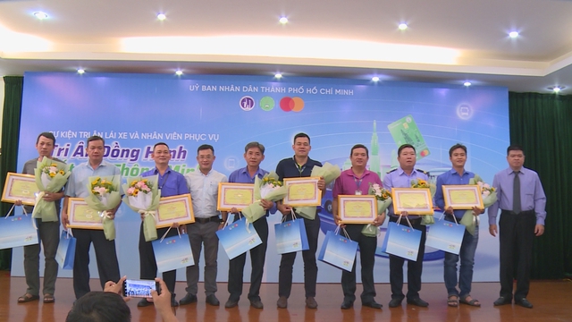TP.HCM: Vinh danh lực lượng xe buýt, thúc đẩy chuyển đổi số ngành giao thông - Ảnh 2.