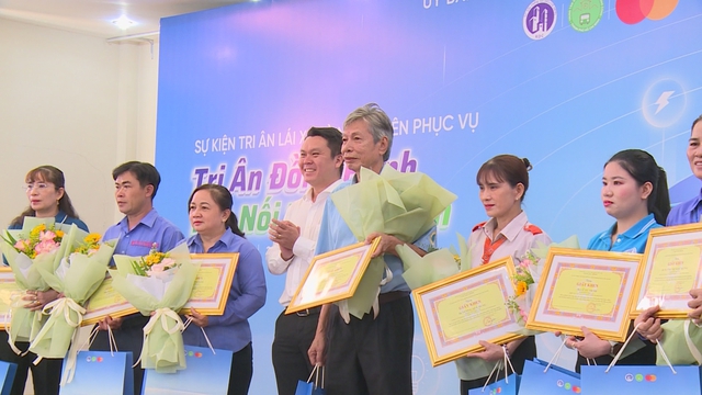 TP.HCM: Vinh danh lực lượng xe buýt, thúc đẩy chuyển đổi số ngành giao thông - Ảnh 1.