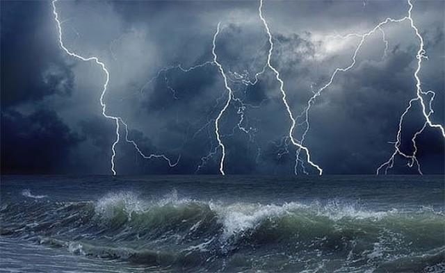Áp thấp nhiệt đới gây mưa dông, biển động mạnh trên Biển Đông - Ảnh 1.