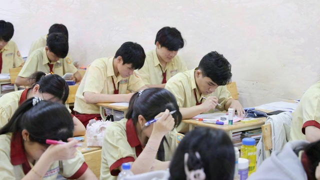 Chia tay tuổi học trò, học sinh bước vào kỳ thi THPT 2025 - Ảnh 4.
