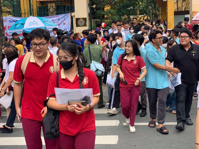 Chia tay tuổi học trò, học sinh bước vào kỳ thi THPT 2025 - Ảnh 1.
