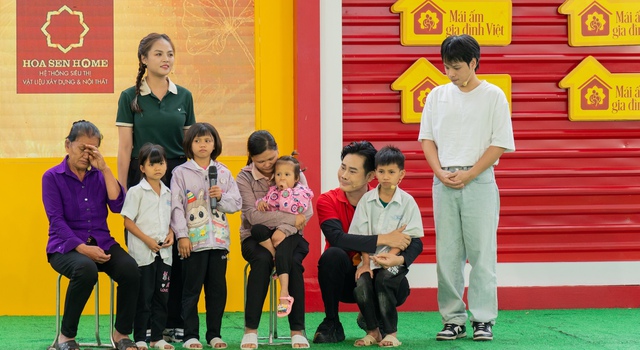 Khóc nghẹn trước bốn anh em mồ côi gầy gò vì thiếu chất - Ảnh 1.