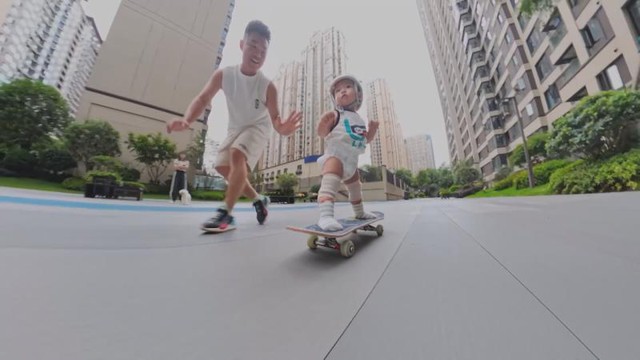 Trung Quốc: Em bé 11 tháng ... trượt ván điêu luyện - Ảnh 1.