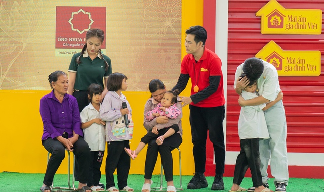 Khóc nghẹn trước bốn anh em mồ côi gầy gò vì thiếu chất - Ảnh 2.