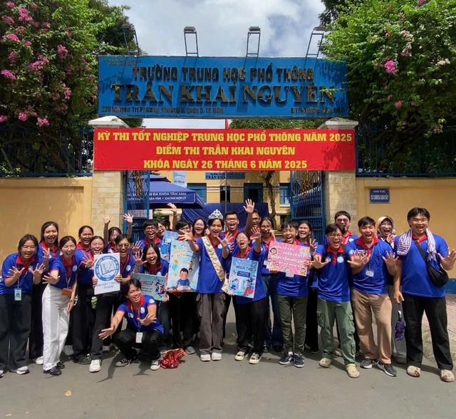 NewZround: Đội tiếp sức mùa thi hỗ trợ sĩ tử hết mình trong ngày thi thứ hai - Ảnh 2.