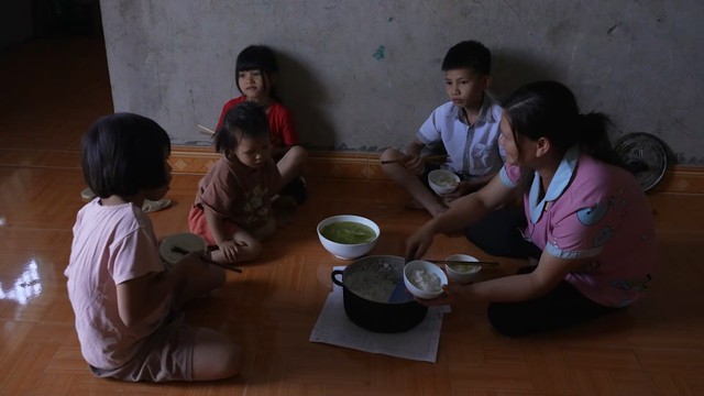Bà nội U80 vất vả nuôi con dâu tâm thần và bốn cháu mồ côi - Ảnh 5.