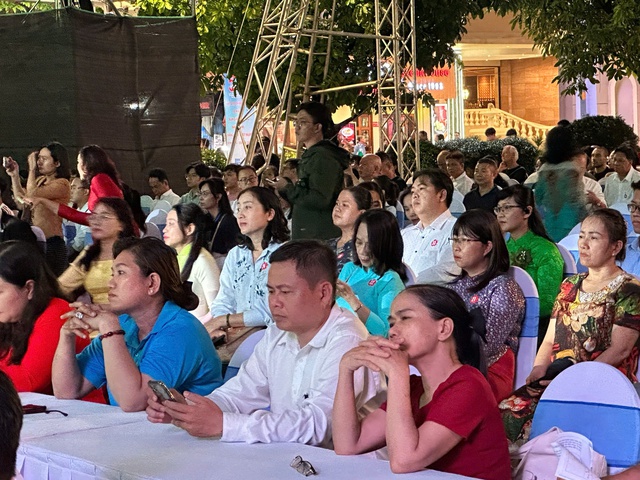 TP.HCM khai mạc chuỗi hoạt động kỷ niệm 327 năm hình thành và phát triển - Ảnh 2.