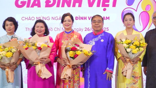 TP.HCM: Tôn vinh áo dài qua chương trình "Gắn kết yêu thương" nhân Ngày Gia đình Việt Nam - Ảnh 1.