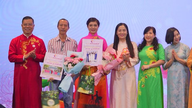TP.HCM: Tôn vinh áo dài qua chương trình "Gắn kết yêu thương" nhân Ngày Gia đình Việt Nam - Ảnh 2.
