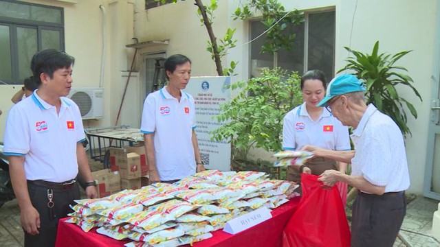 "Siêu thị 0 đồng": Tấm lòng cán bộ Phường 8 vẹn nguyên trước thềm chuyển giao  - Ảnh 1.