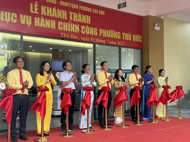 Người dân bất ngờ vì có... robot hướng dẫn thủ tục hành chính! - Ảnh 1.