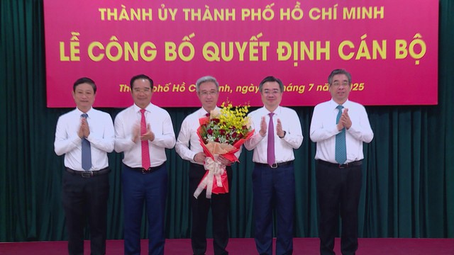 Thành ủy TP.HCM trao quyết định của Bộ Chính trị, chuẩn y đồng chí Đặng Minh Thông giữ chức Phó Bí thư Thành ủy TP.HCM - Ảnh 1.