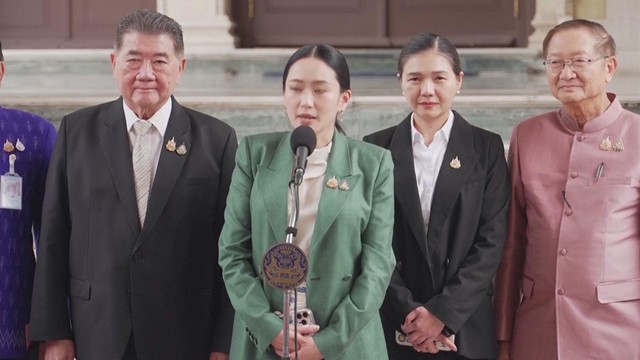 Tòa án Hiến Pháp Thái Lan tạm đình chỉ chức vụ của bà Paetongtarn - Ảnh 1.