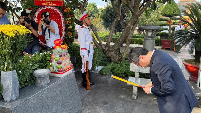 Lãnh đạo TP.HCM dâng dương và khai mạc triển lãm kỷ niệm 110 năm ngày sinh Tổng Bí thư Nguyễn Văn Linh - Ảnh 3.