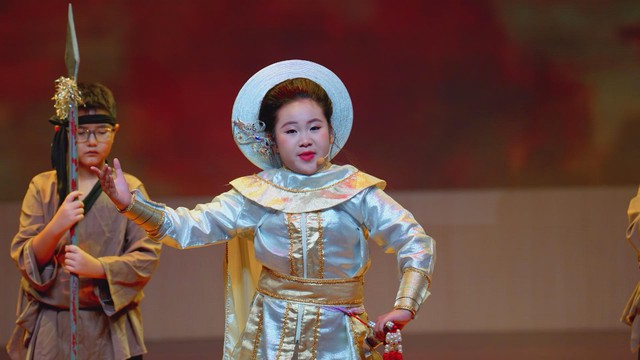 Cô bé miền Nam mang cải lương "chạm" trái tim khán giả Hà Nội- Ảnh 4. Cô bé miền Nam mang cải lương "chạm" trái tim khán giả Hà Nội- Ảnh 4.