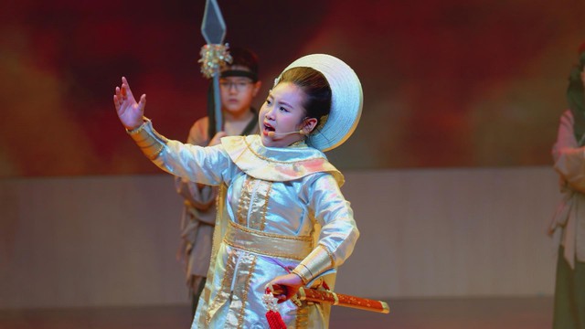 Cô bé miền Nam mang cải lương "chạm" trái tim khán giả Hà Nội- Ảnh 2. Cô bé miền Nam mang cải lương "chạm" trái tim khán giả Hà Nội- Ảnh 2.