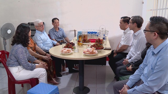 Đoàn Đại biểu Quốc hội TP.HCM thăm hỏi, tặng quà các gia đình chính sách - Ảnh 3.