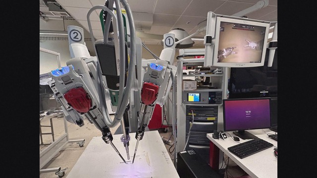 Robot thực hiện toàn bộ ca phẫu thuật không cần người - Ảnh 1.