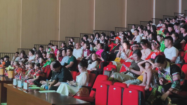 Cô bé miền Nam mang cải lương "chạm" trái tim khán giả Hà Nội- Ảnh 5. Cô bé miền Nam mang cải lương "chạm" trái tim khán giả Hà Nội- Ảnh 5.