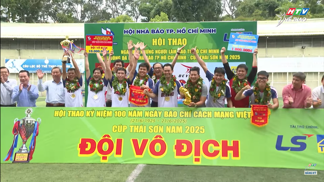 Đội VOH vô địch giải bóng đá Hội nhà báo TP.HCM - Ảnh 1.