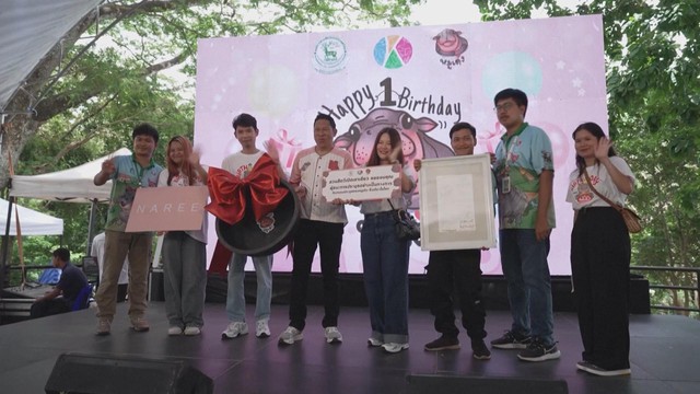 Thái Lan: Người dân mừng sinh nhật hà mã lùn Moo Deng- Ảnh 4. Thái Lan: Người dân mừng sinh nhật hà mã lùn Moo Deng- Ảnh 4.